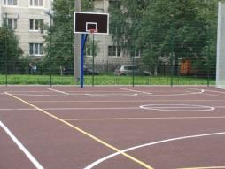Спортивная площадка, на которой расположены: футбольное поле, баскетбольная и волейбольная площадка, тренажерный комплекс, беговая дорожка и сектор для прыжков в длину, выделена зрительская зона
